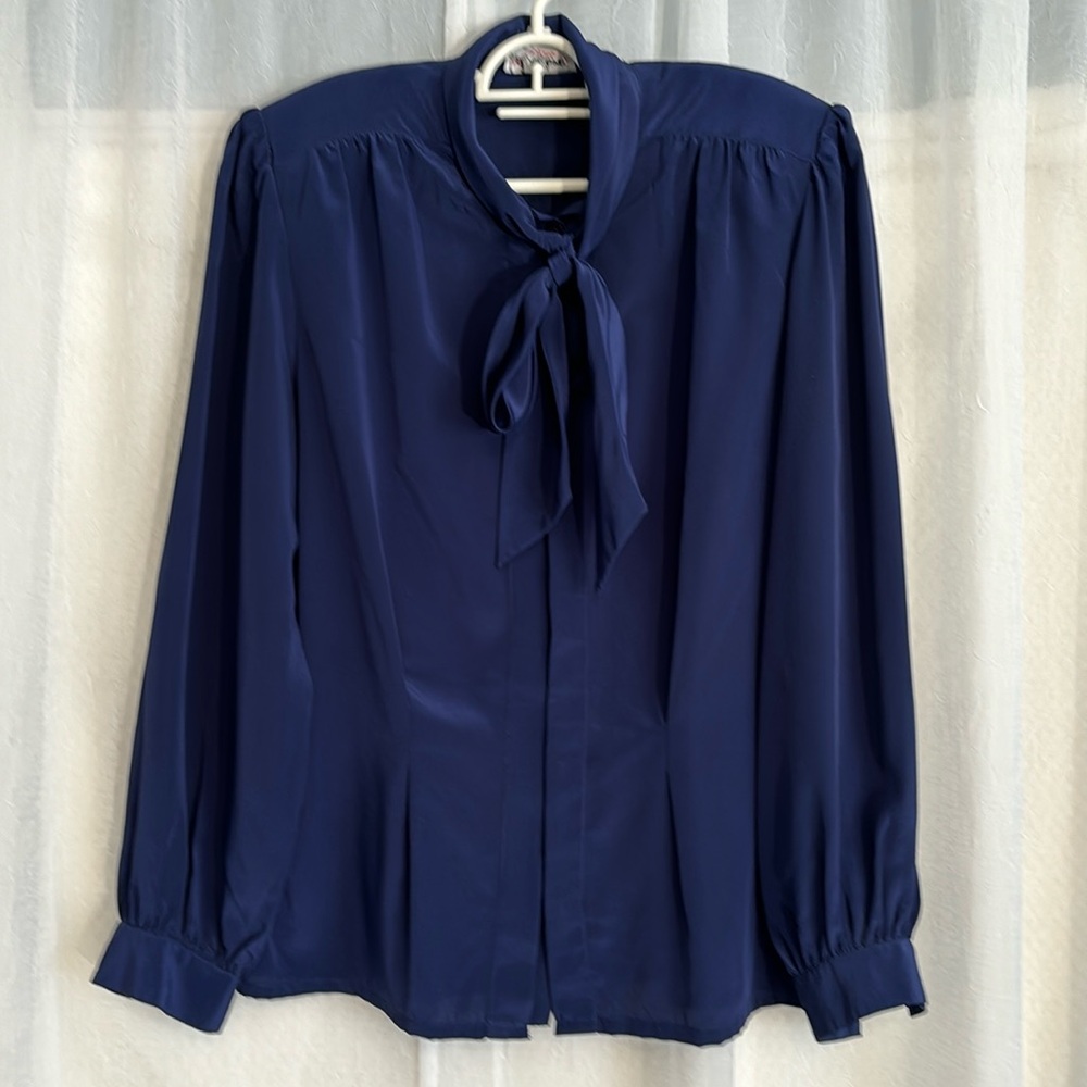 Lady Manhattan Women’s Petite Vintage Blouse Dark Navy Button Up Bow Tie size 8